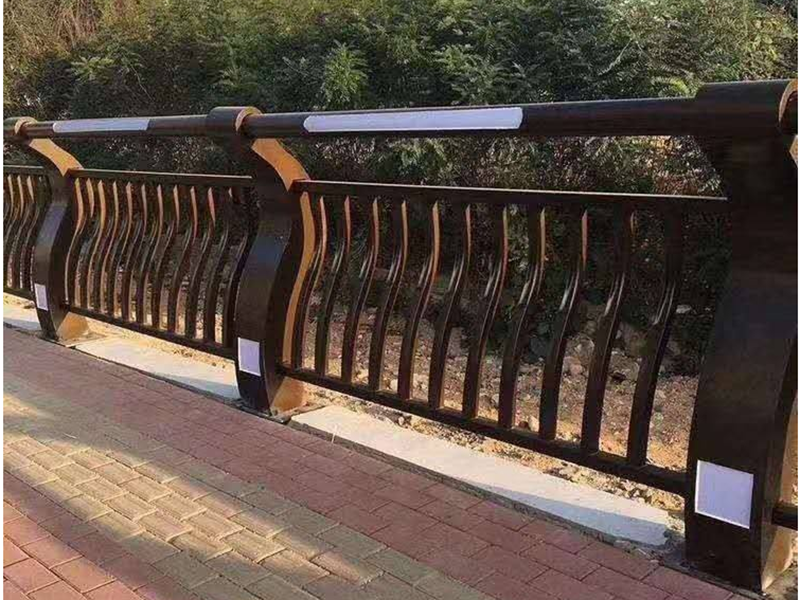 燈(deng)光橋(qiao)樑護欄