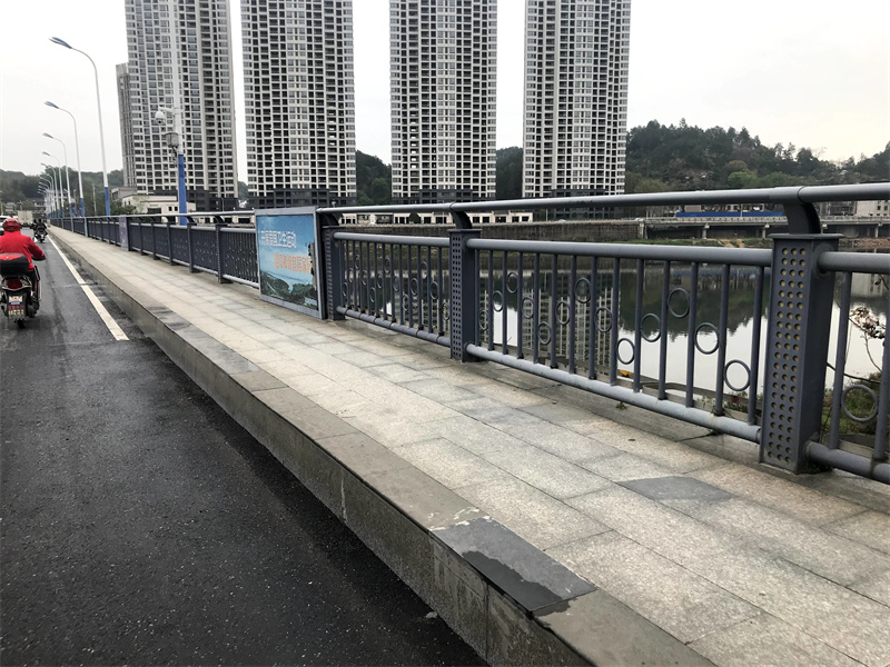 橋(qiao)樑(liang)護(hu)欄